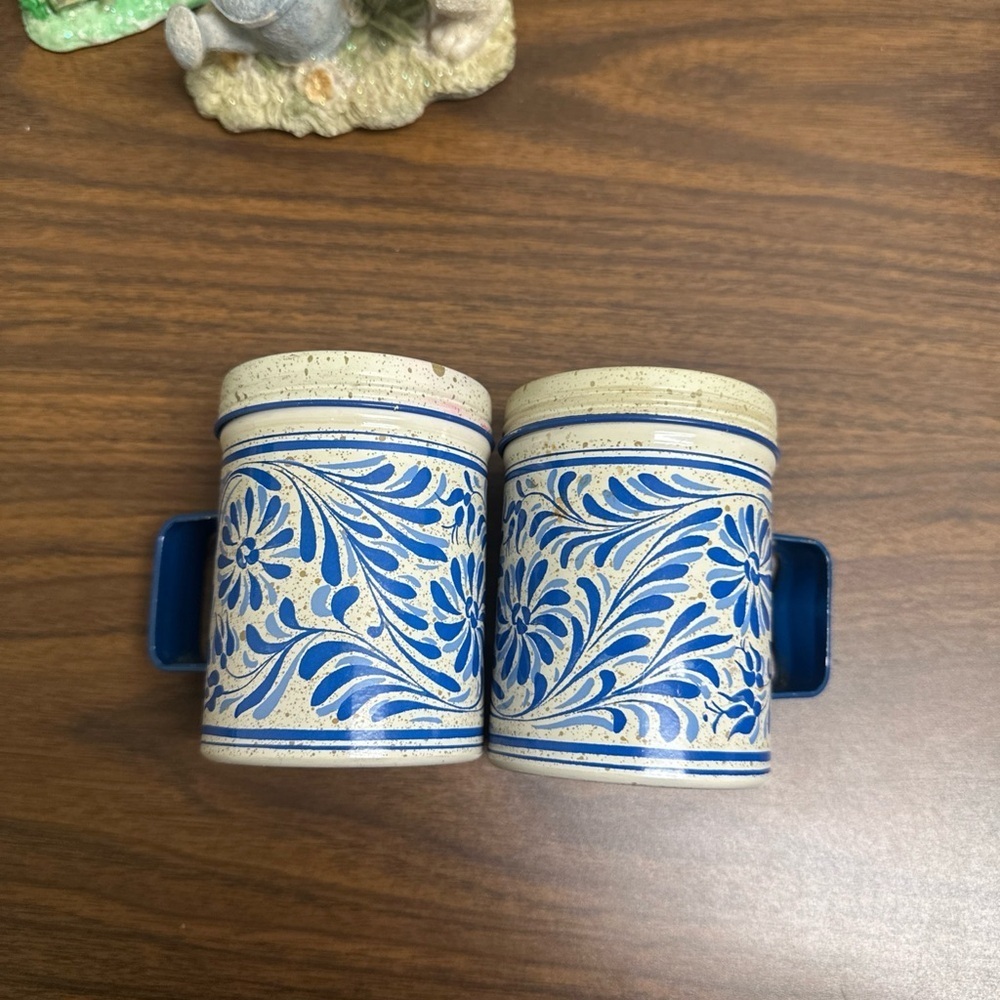 Vintage Blue and‎ White Floral Tin Avon Country Talc Shaker (2)